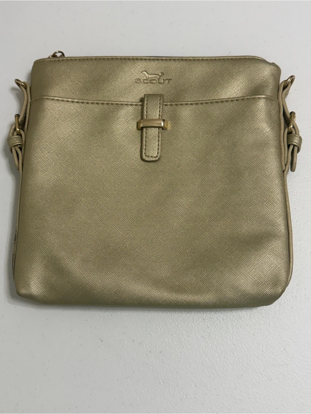 SCOUT Metallic Gold Crossbody Bag Textured Pink Quilted Lining Adjustable Strap